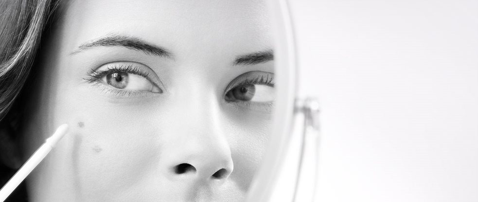 El modelo Eucerin utiliza un corrector de manchas frente a las manchas oscuras