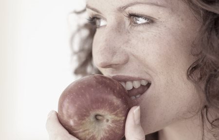 Mujer comiendo una manzana