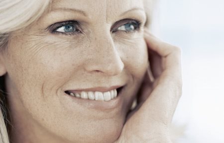 Mujer de mediana edad sonriendo.